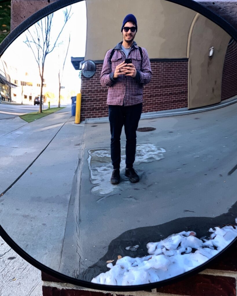 Stretched out in the mirror (22/10/26) 